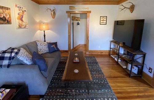 Bassett House | FISHING, KAYAKING, BOATING, PET-FRIENDLY LODGE ON SMITH RIVER