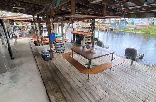 Satsuma House | Fishing Paradise on Dunn's Creek ! Max 2 trucks 2 boats ! Limited parking