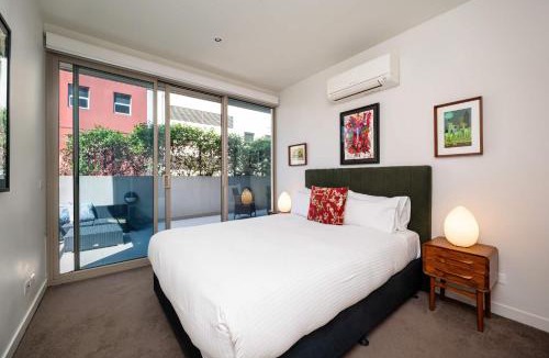 Collingwood North Apartment | Fitzroy 2BR Patio Parking & Pet-Friendly