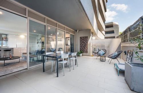 Collingwood North Apartment | Fitzroy 2BR Patio Parking & Pet-Friendly