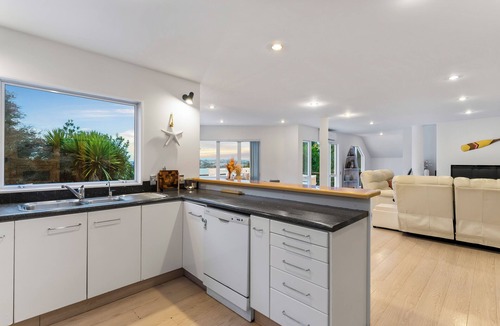 Greenhithe House | Five-Bedroom Haven in Greenhithe