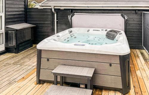 Spodsbjerg House | Five-Bedroom Holiday Home In Rudkobing