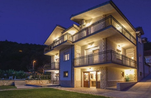 Trilj Villa | Five Bedroom Holiday Home