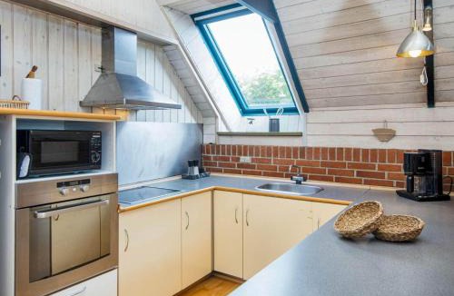 Pøt Strandby House | Five-Bedroom Holiday home in Juelsminde 2