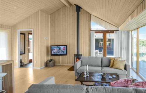 Grønhøj House | Five-Bedroom Holiday Home In Lokken