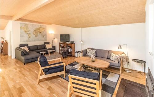 Hoensinge House | Five-Bedroom Holiday Home In Hojby