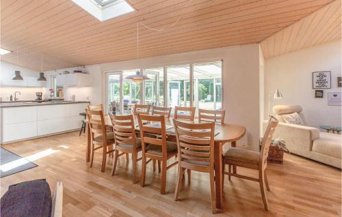 Hoensinge House | Five-Bedroom Holiday Home In Hojby