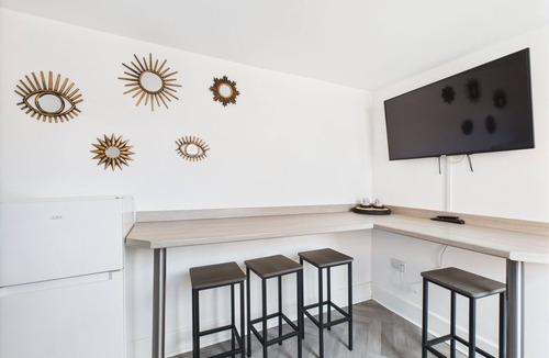 Darlington House | Five Bedroom Home with En Suites