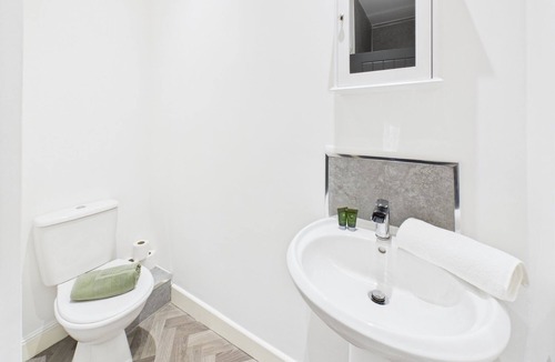 Darlington House | Five Bedroom Home with En Suites