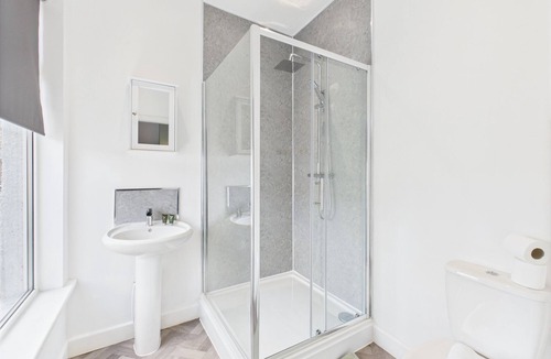 Darlington House | Five Bedroom Home with En Suites