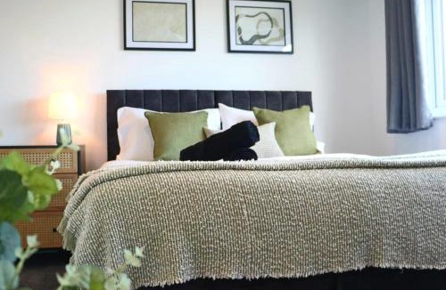 Luton Apartment | Five bedroom house with parking