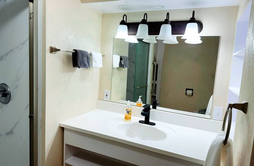 Hays House | Five-bedroom house with WiFi, AC in fabulous Hays