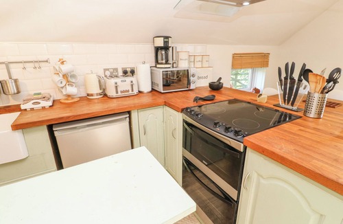 Truro Cottage | FIVE ELEMENTS BARN, pet friendly, with hot tub in St Agnes