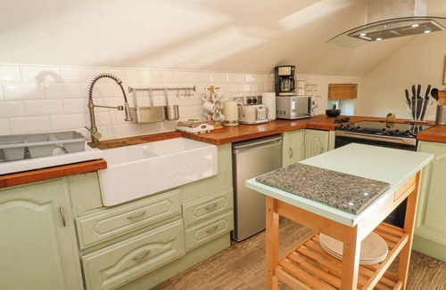 Truro Cottage | FIVE ELEMENTS BARN, pet friendly, with hot tub in St Agnes