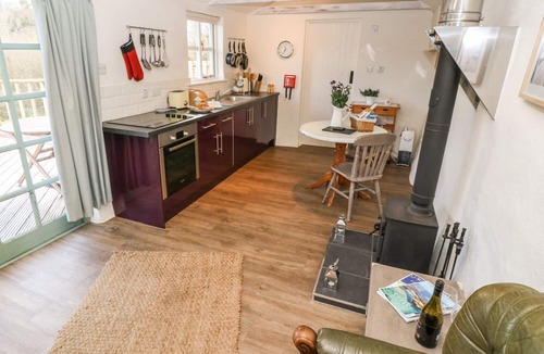 Truro Cottage | FIVE ELEMENTS STUDIO, pet friendly, with hot tub in St Agnes