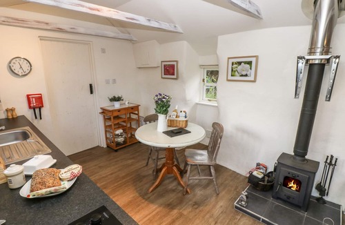 Truro Cottage | FIVE ELEMENTS STUDIO, pet friendly, with hot tub in St Agnes