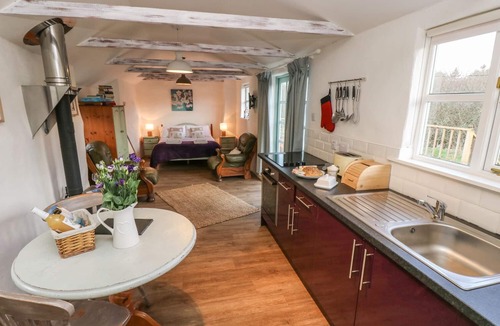 Truro Cottage | FIVE ELEMENTS STUDIO, pet friendly, with hot tub in St Agnes