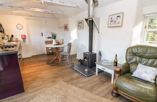 Truro Cottage | FIVE ELEMENTS STUDIO, pet friendly, with hot tub in St Agnes