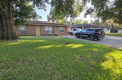 Baker House | Five Full Appointed Bedroom House in Quiet Neighborhood