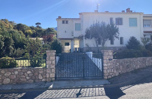 Prades House | Five mins walk to center square, pool, bbq, Wifi