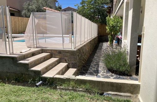 Prades House | Five mins walk to center square, pool, bbq, Wifi