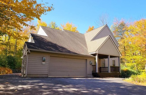 Pocono Pines House | Five O'clock Lodge, Walk to Pool & Lake