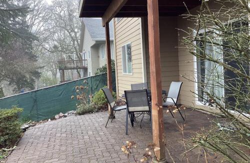 West Salem Apartment | Five Oaks Retreat