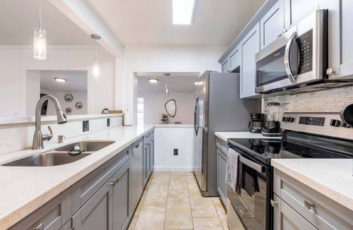 Coral Terrace House | Five Palms Retreat, Fire Pit, Foosball, Near MIA