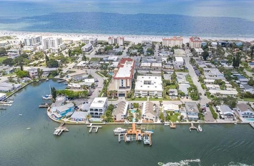 Bay Esplanade House | Five Palms Suite 105 - Daily - Weekly - Monthly