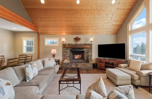 Westbrook Meadows House | Five Peaks Home with Soaking Tub