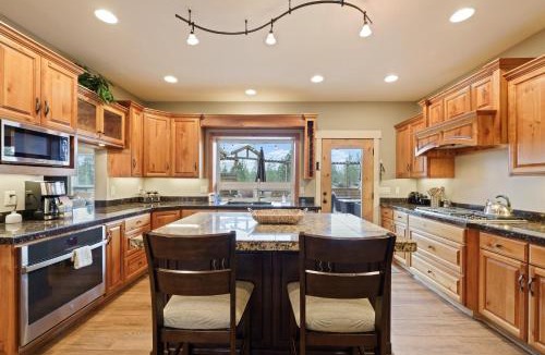 Westbrook Meadows House | Five Peaks Home with Soaking Tub