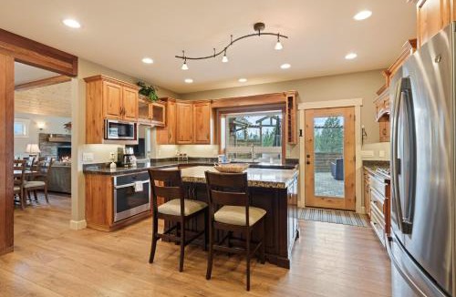 Westbrook Meadows House | Five Peaks Home with Soaking Tub