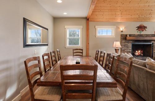 Westbrook Meadows House | Five Peaks Home with Soaking Tub