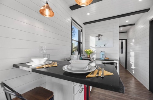 Willis Resort | Five Spice Powder 2 mins to Lake Conroe! Heated Pool, Stocked Ponds, Cute Pygmy Goats