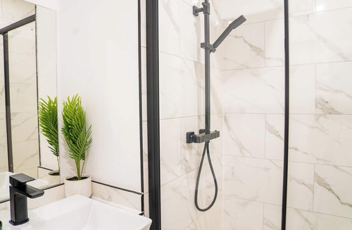 Sutton Central Apartment | Five star boutique studio apartment.