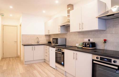 Sutton Central Apartment | Five star boutique studio apartment.