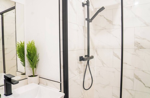 Sutton Central Apartment | Five star boutique studio apartment.