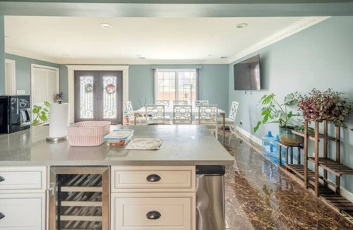 Queens House | Five Star One Bedroom in Queens