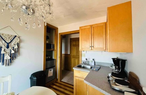 Sidney House | Flagview Lodge - Cozy Apartment with a View