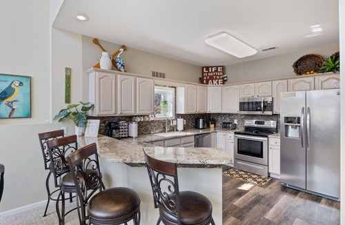 Lake Ozark House | ~FLAMINGO BAY~Great Location, Calm Cove, HUGE DOCK 2 Slips, Steps from Deck