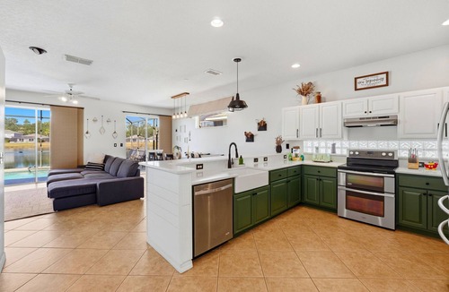 Sunset Lakes House | FLAMINGO FARMHOUSE. Your tranquil lake retreat with charm, designer style & private pool by Disney