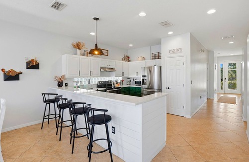 Sunset Lakes House | FLAMINGO FARMHOUSE. Your tranquil lake retreat with charm, designer style & private pool by Disney