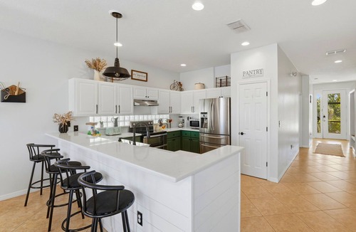 Sunset Lakes House | FLAMINGO FARMHOUSE. Your tranquil lake retreat with charm, designer style & private pool by Disney