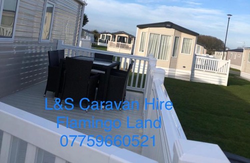 Kirby Misperton House | Flamingo Land Cedar wood CW80