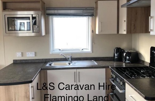 Kirby Misperton House | Flamingo Land Cedar wood CW80