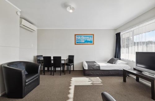 New Plymouth Hotel | Flamingo Motel