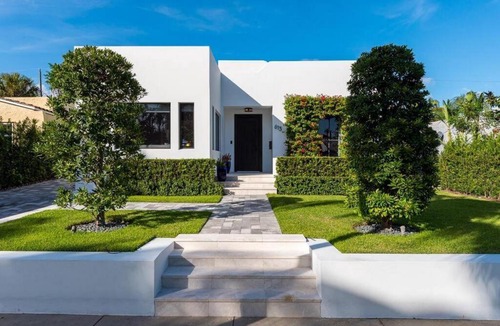 Sunshine Park Villa | Flamingo Park Paradise: Luxury Poolside Haven