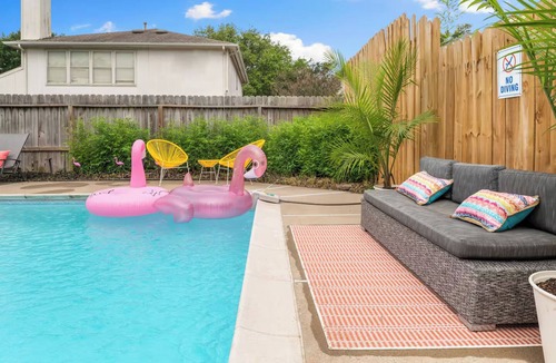 Barker House | Flamingo Pool Oasis 45 min WC Stadium Sleeps 12