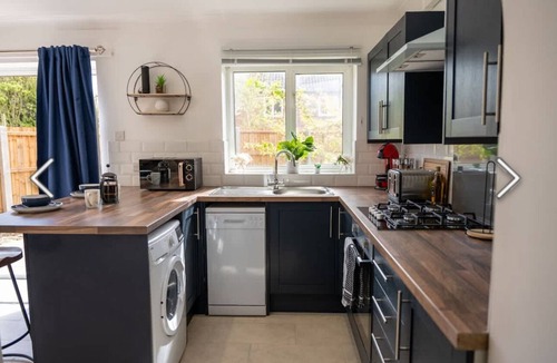 Great Linford House | Flamingo short Let’s Neath Hill 4 Bed 4 Bath