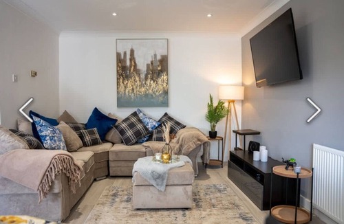 Great Linford House | Flamingo short Let’s Neath Hill 4 Bed 4 Bath